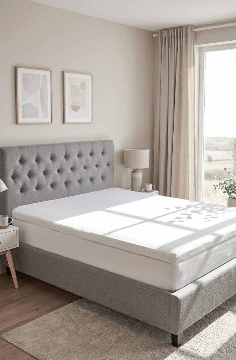biberna Jersey-Elastic-Topper Spannbetttuch – Weiss im Schlafzimmer