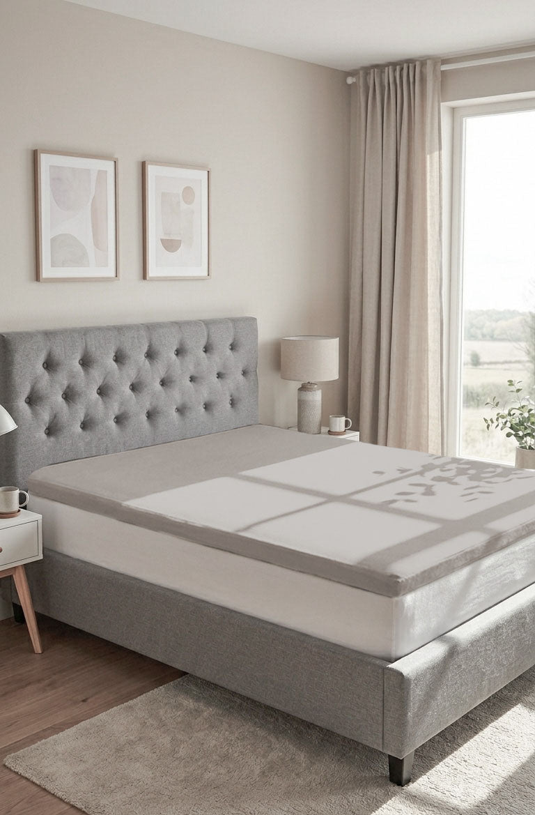 biberna Jersey-Elastic-Topper Spannbetttuch – Sturmgrau im Schlafzimmer