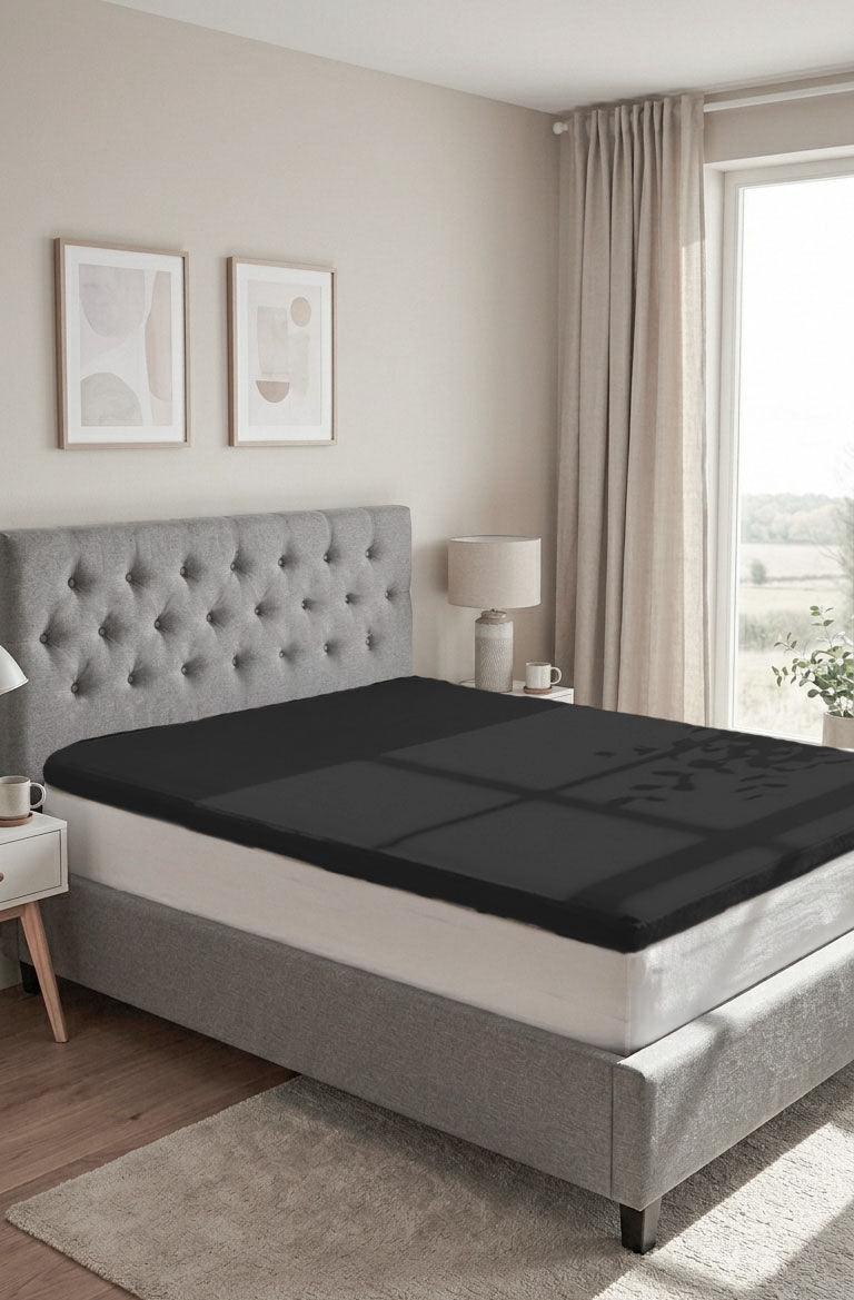 biberna Jersey-Elastic-Topper Spannbetttuch – Schwarz im Schlafzimmer